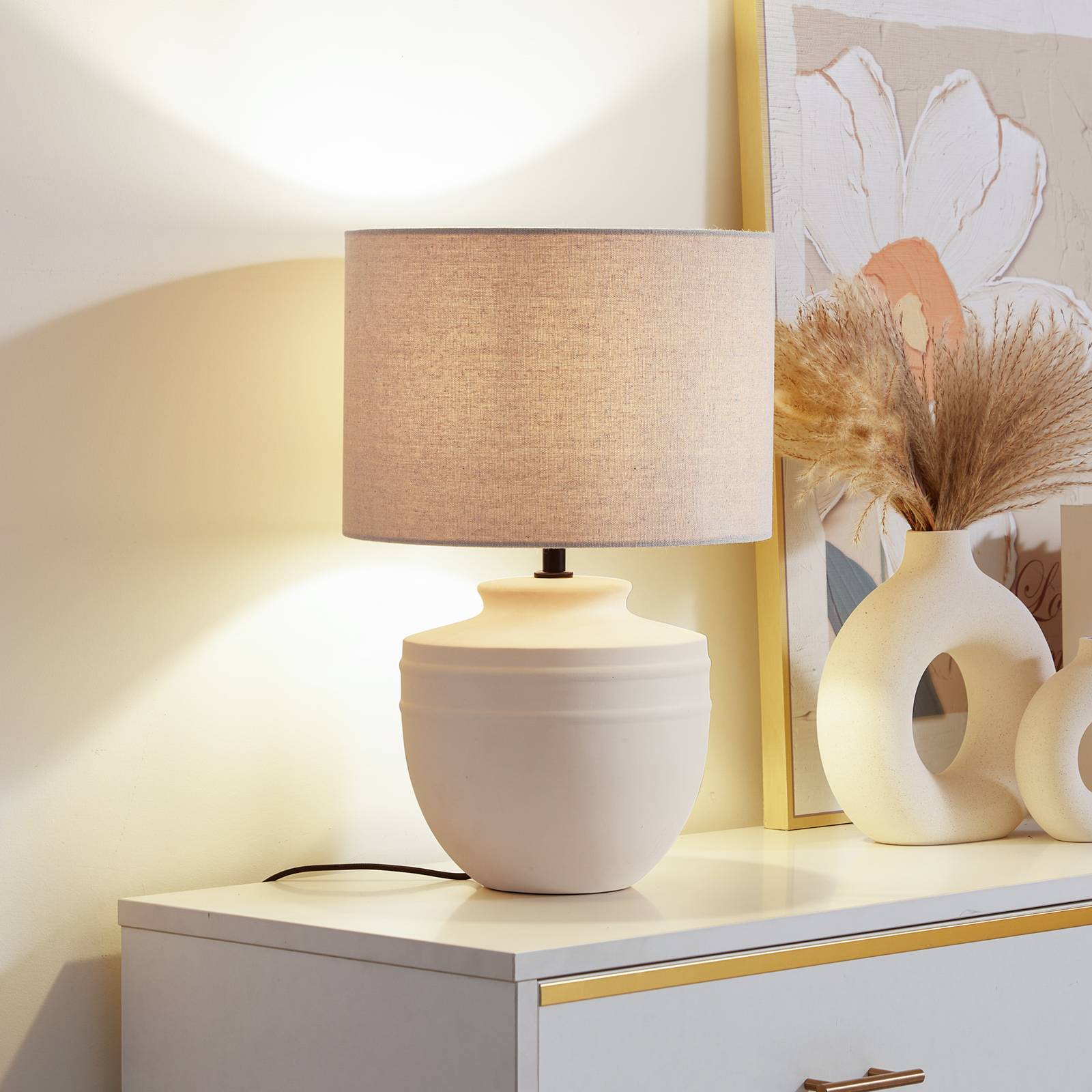 Beige Lindby Tischleuchte Thalassia mit Keramikfuß und hellem Leinenschirm